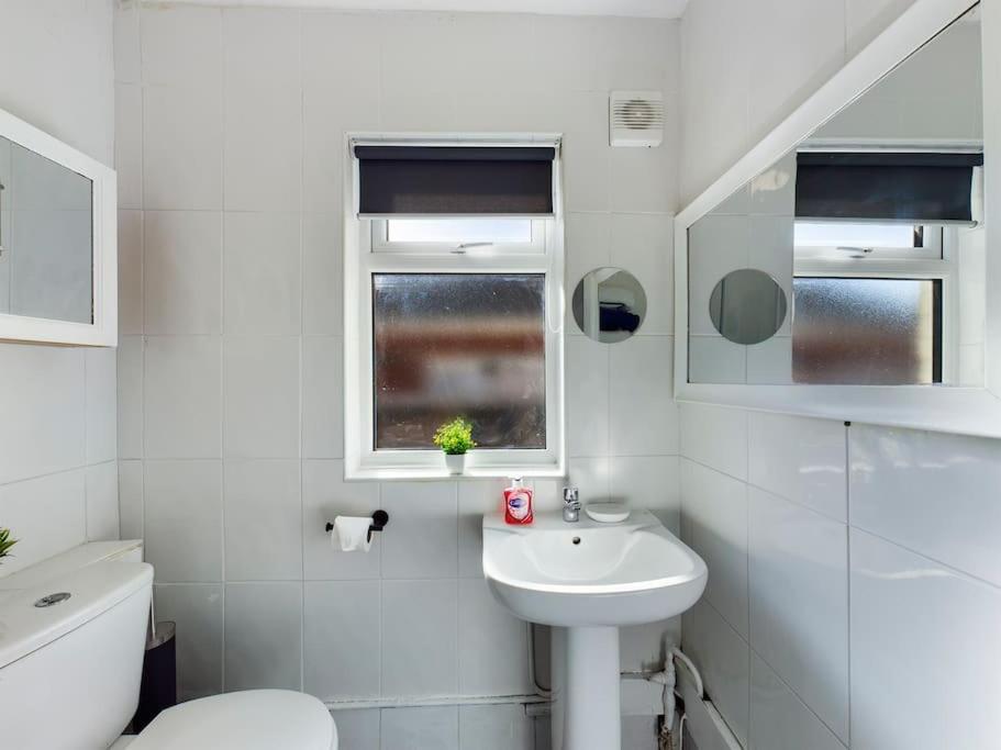 Whitmore House By Rmr - Newly Refurbed - Modern - Parking - Holiday home