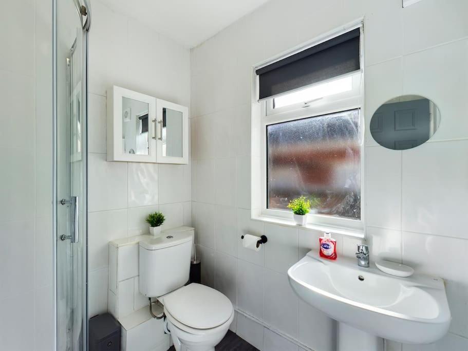 Holiday home Whitmore House By Rmr - Newly Refurbed - Modern - Parking -