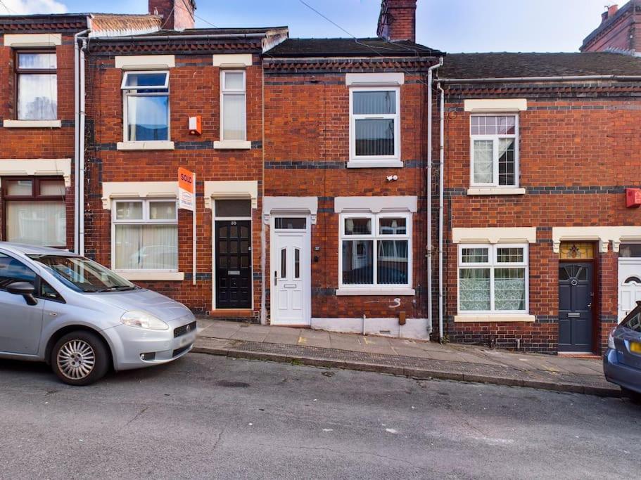 Whitmore House By Rmr - Newly Refurbed - Modern - Parking - Holiday home Stoke-on-Trent