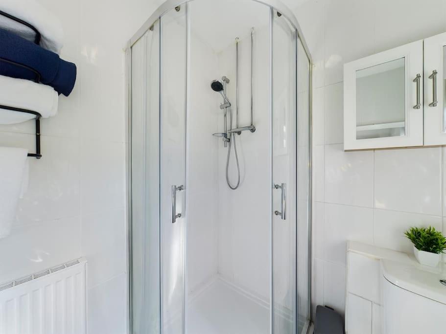 Holiday home Whitmore House By Rmr - Newly Refurbed - Modern - Parking -